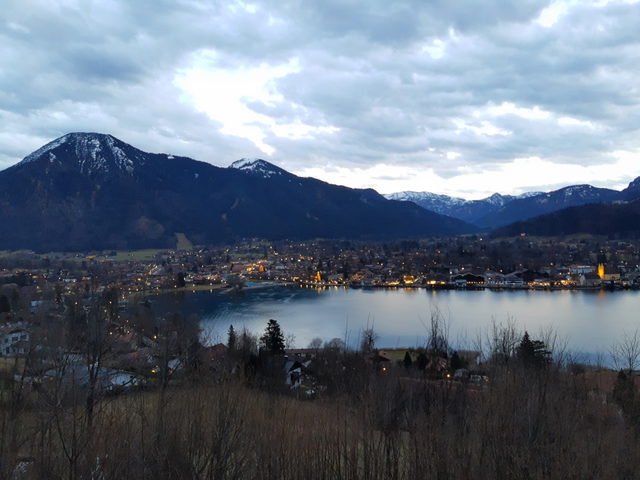 Blick vom Tegernseer Höhenweg auf den See und Rottach-Egern.