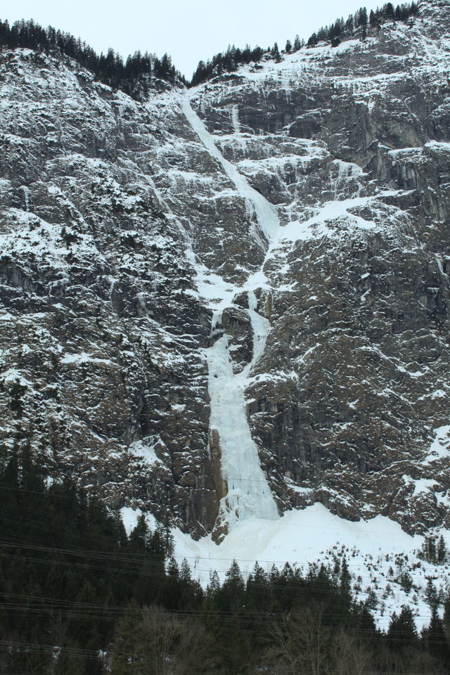 Teilweise gefrorener Fallbach an der Felswand bei Dalaas