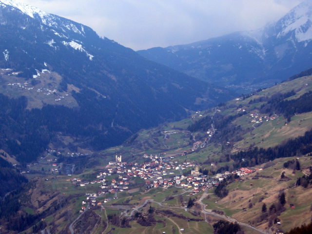 Fließ am Sonnenhang über dem Tiroler Oberinntal