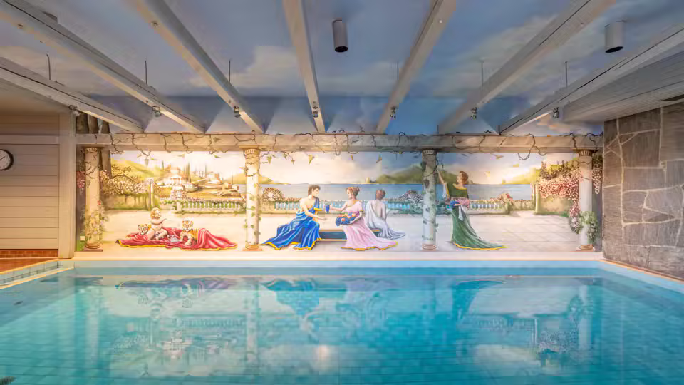Innenpool mit historischem Wandgemälde
