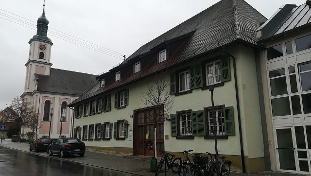 Häuser an der Hauptstraße in Hilzingen mit der Kirche St. Peter und Paul