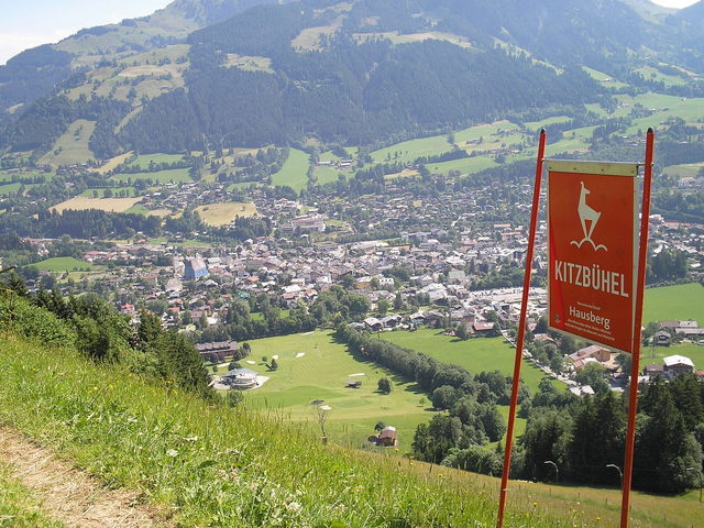Blick vom Hahnenkamm auf Kitzbühel und die umliegenden Berge