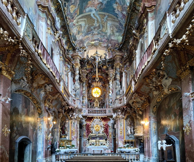 Reich mit Stuck und Deckenmalerei ausgestatteter Innenraum der Asamkirche München