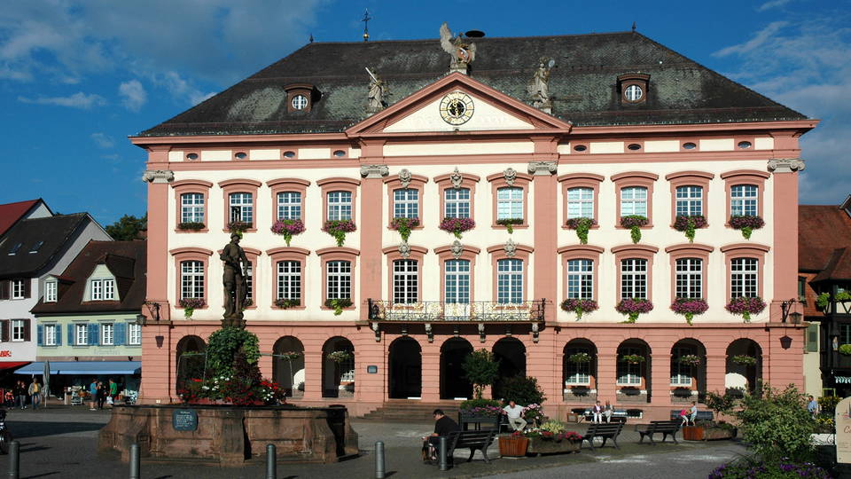 Rathaus und Marktplatz Gengenbach vor der Verhüllung der Fassade