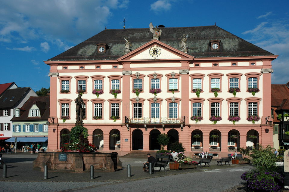 Gengenbacher Adventskalender 2026/27 – leuchtende Kunst und Adventsmarkt am Rathaus