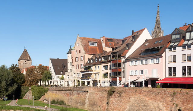 Metzgerturm und historische Häuser über der Ulmer Stadtmauer