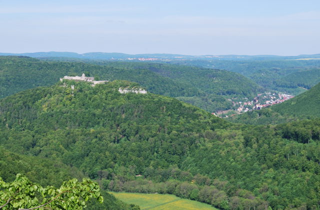Blick vom Rutschenfelsen auf Burg Hohenurach