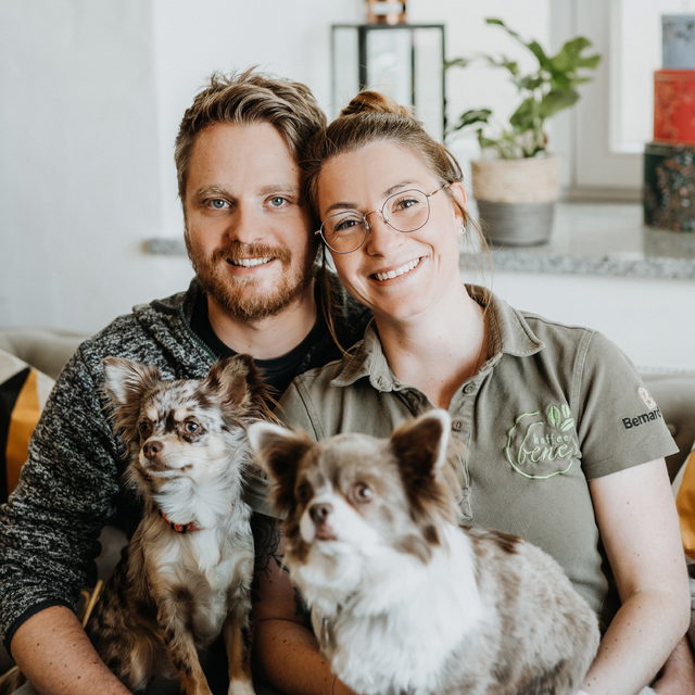 Zwei Personen mit zwei Hunden im Kaffee & Laden bene.