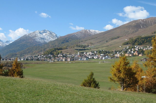 Zuoz mit Wiesen und Bergen im Engadin