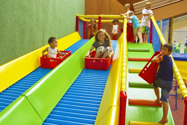 Kinder rutschen auf der Rollenrutsche