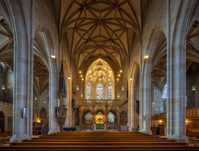 Blick durch das Mittelschiff der Tübinger Stiftskirche zum gotischen Lettner