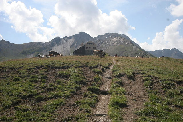 Wanderweg zur Stuttgarter Hütte mit Bergkulisse