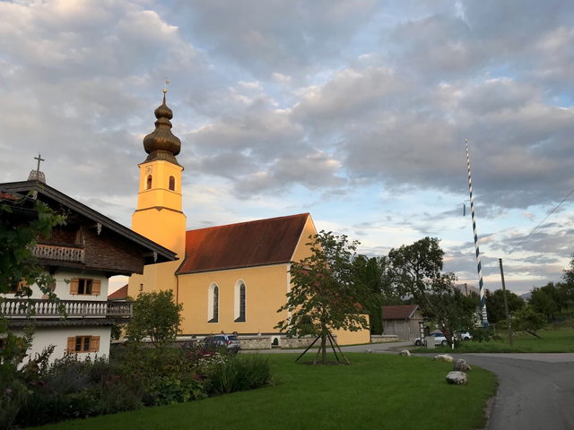 Wallfahrtskirche Frauenried mit Zwiebelturm im Abendlicht.