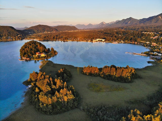 Faaker See mit Karawanken als Landschaftsmotiv bei Drobollach