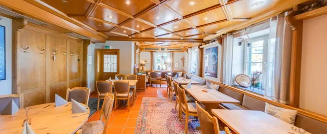 Holzgetäfelter Gastraum des Restaurant Kurfürst mit gedeckten Tischen und Sitzbänken