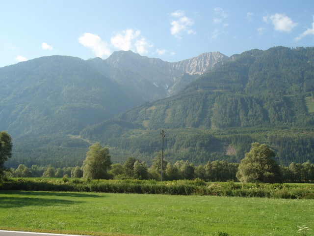 Wiesen und Bergflanken bei Dellach im Drautal als Landschaftsmotiv