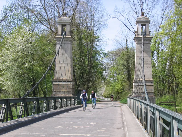Historische Brücke mit zwei Turm-Pfeilern, Geh- und Fahrradweg