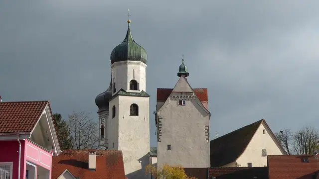 Wassertor und Kirchtürme von St. Nikolaus und St. Georg über den Dächern von Isny im Allgäu. Ortsmotiv.