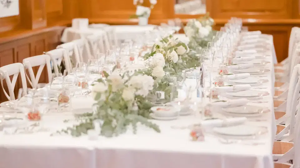 Lange Tafel mit Blumenschmuck für eine Feier im Restaurant Kurfürst