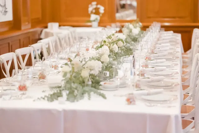 Lange Tafel mit Blumenschmuck für eine Feier im Restaurant Kurfürst