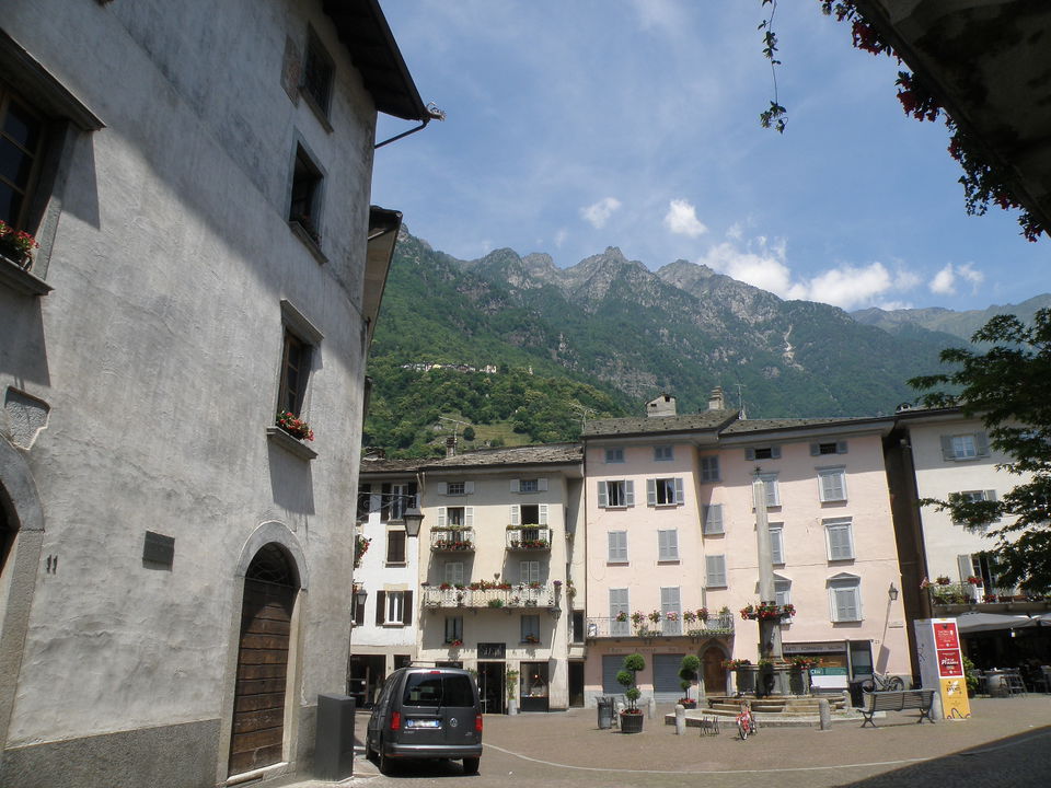Altstadt Chiavenna – kostenlos zwischen Mera, Steinportalen und Piazza Pestalozzi