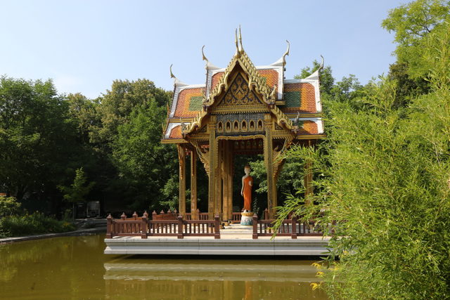 Thailändische Sala am Teich im Münchner Westpark