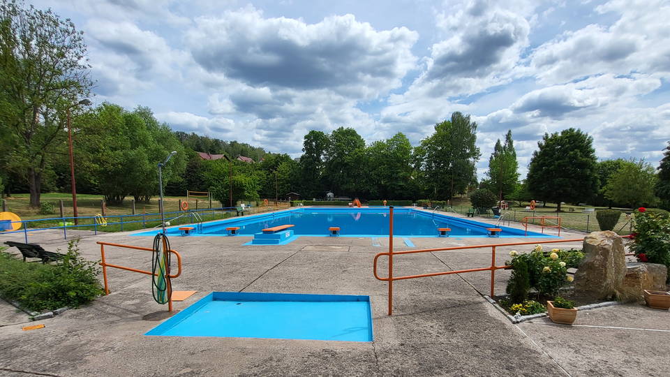 Symbolbild: Freibadbecken und Liegewiese als Symbolbild für einen Badetag Keine Originalaufnahme dieses Eintrags.