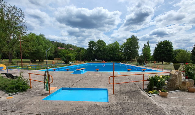 Symbolbild: Freibadbecken und Liegewiese als Symbolbild für einen Badetag Keine Originalaufnahme dieses Eintrags.