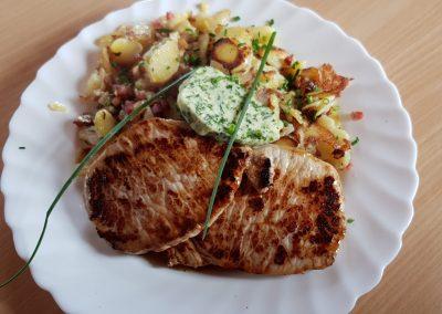 Fleischgericht mit Bratkartoffeln und Kräuterbutter im Knappenhock