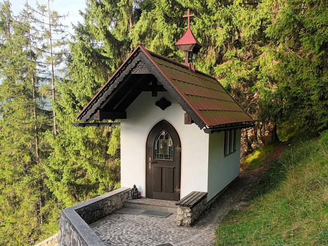 Costarieskapelle am bewaldeten Hang oberhalb von Lechaschau