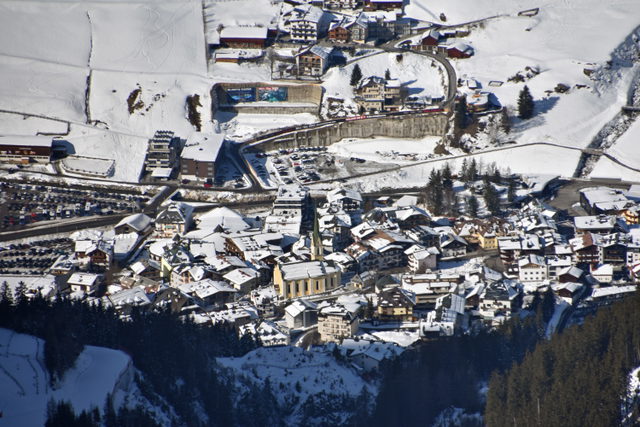 Verschneites Ortszentrum von Ischgl mit Pfarrkirche