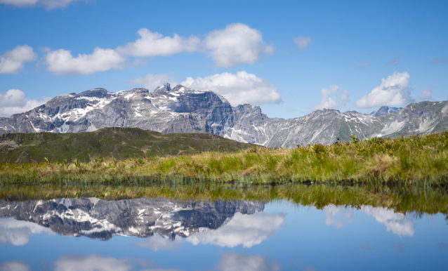 Spiegelung der Tribulaune in einer Wasserfläche am Sattelberg