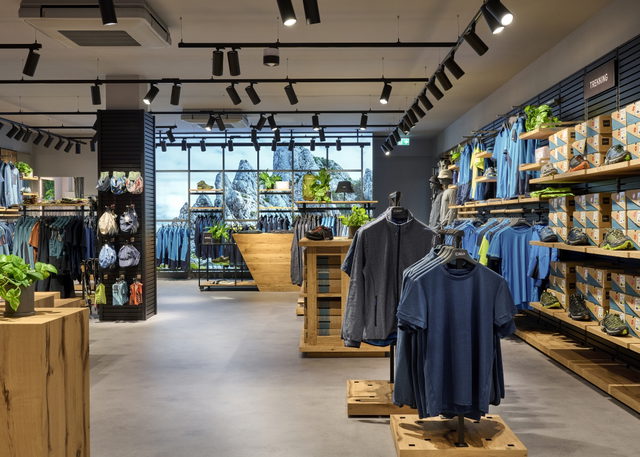 Verkaufsraum des CMP Stores mit Outdoorbekleidung, Schuhen und Holzregalen