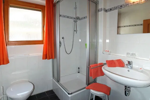Badezimmer des Doppelzimmers Deluxe mit Fenster