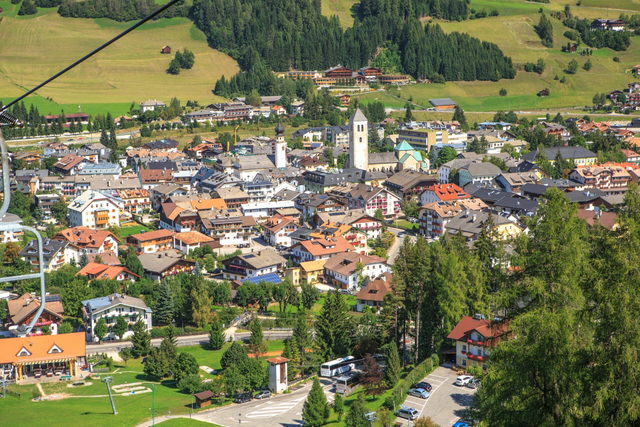 Blick auf den Ortskern von Innichen mit seinen Kirchtürmen