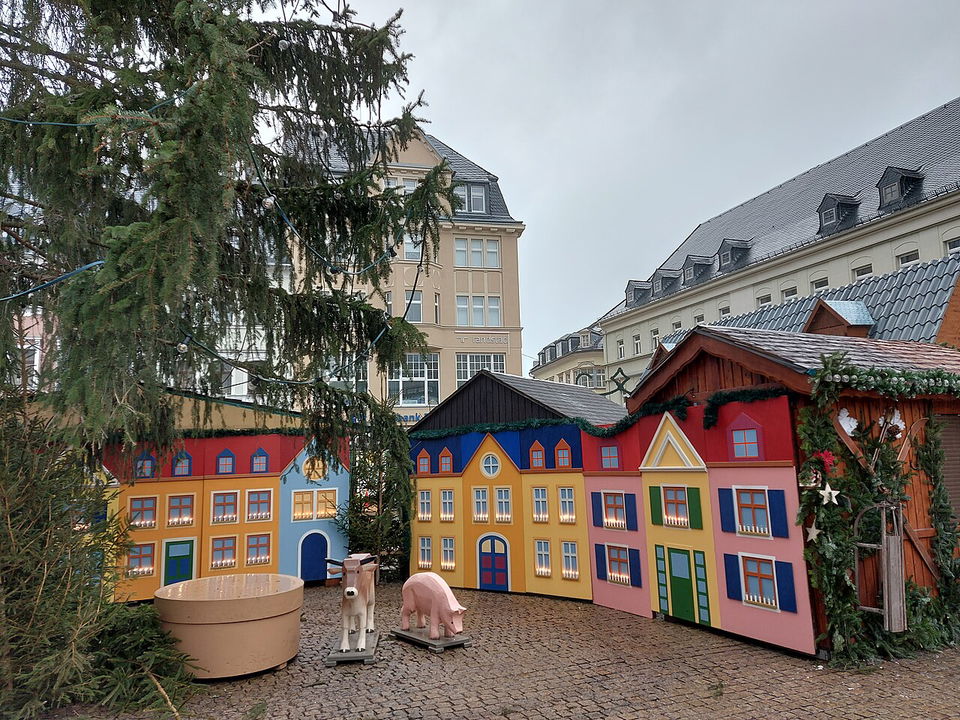 Weihnachtsmärkte im Erzgebirge und Chemnitz 2026: Holzkunst, Pyramiden und Bergparaden