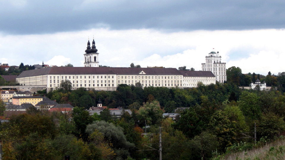 Familienerlebnisse in Kremsmünster – Sternwarte, Klostergeschichten und Spielzeit in den Stiftsgärten