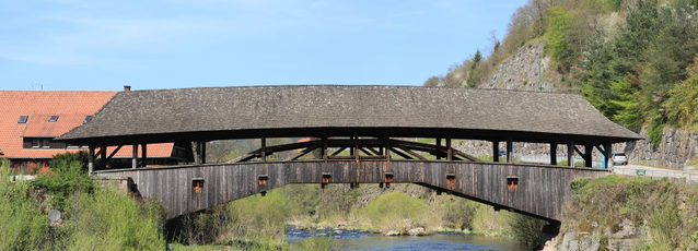 Die überdachte Holzbrücke über die Murg in Forbach.