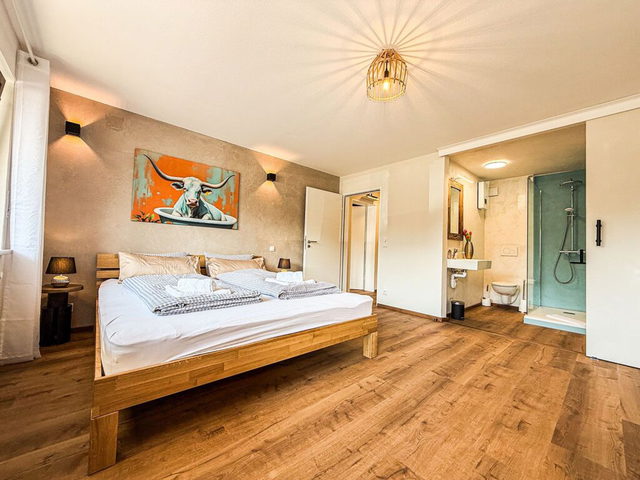 Schlafzimmer der ArgenZeit mit Doppelbett und angrenzendem Duschbad