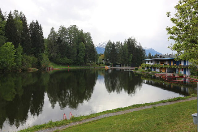 Natterer See mit bewaldeten Ufern und Gebäuden am Wasser