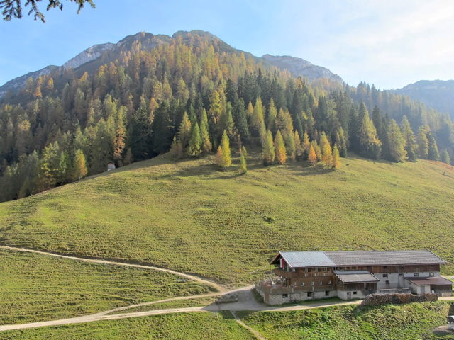 Bärenbadalm bei Pertisau mit Wiesen und herbstlichen Bäumen