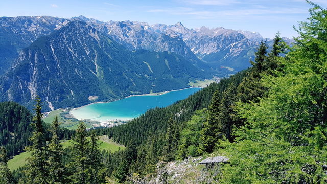 Blick von der Erfurter Hütte auf das Südufer des Achensees bei Maurach und das Karwendel