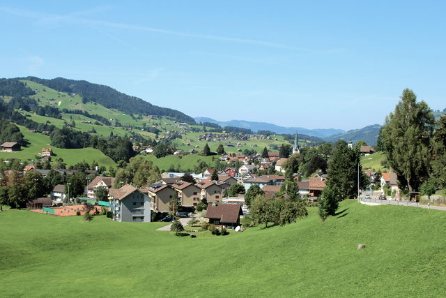 Nesslau mit Kirchen und grüner Hügellandschaft