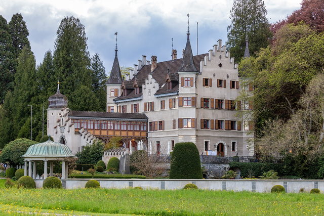 Schloss Seeburg in Kreuzlingen mit Parkwiese und Bäumen