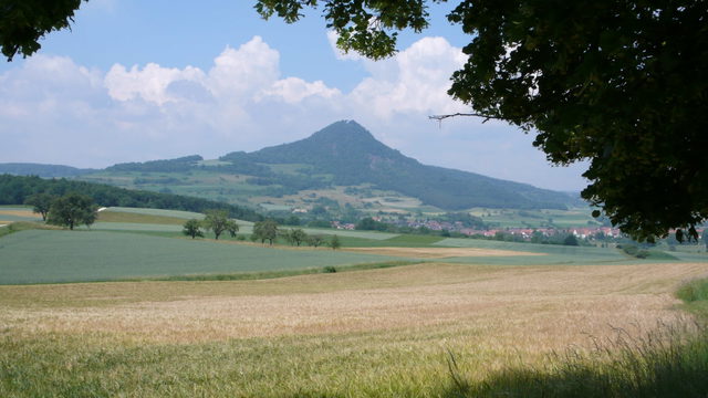 Hohenhewen über Feldern und Dörfern im Hegau