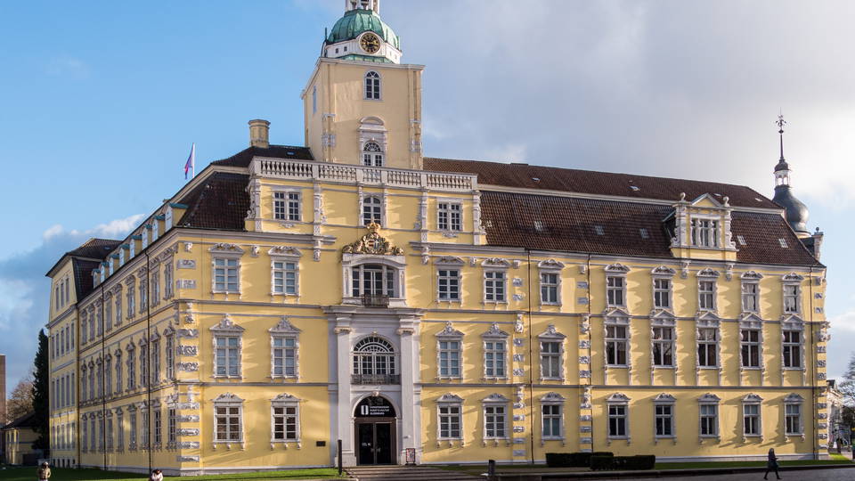 Oldenburger Schloss mit gelber Fassade am Schloßplatz.