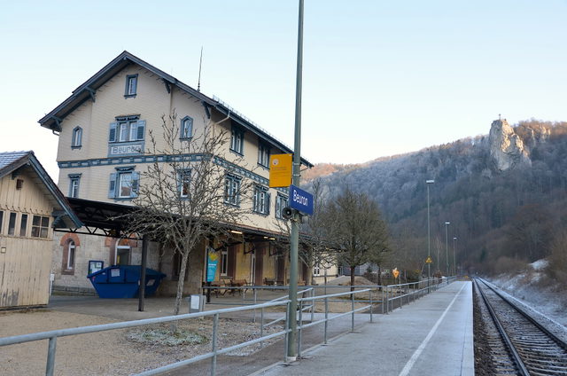 Haus der Natur im ehemaligen Bahnhofsgebäude Beuron mit Gleisen und Felsen im Hintergrund