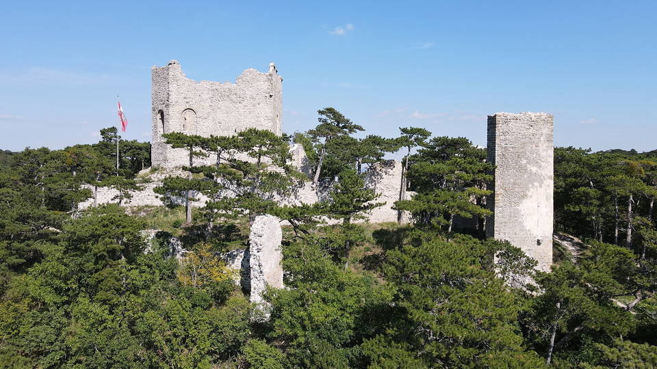 Mauerreste der Burgruine Mödling