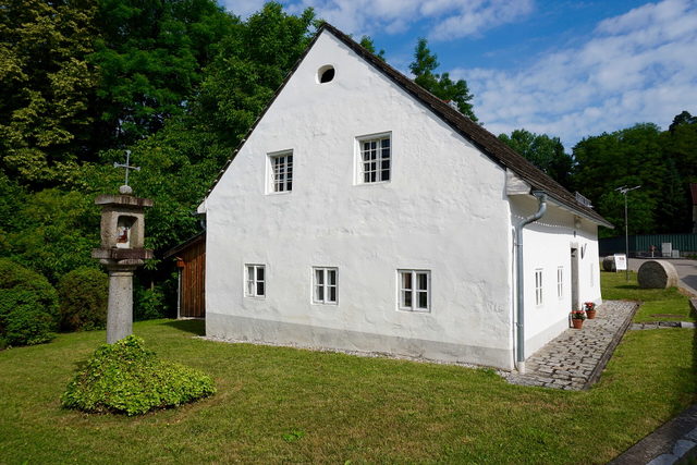 Steinbrecherhaus in Perg als regionales Kulturmotiv am Ausgangsort des Aist-Naarntalradwegs