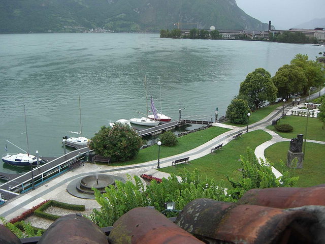 Blick über die Uferwege und den Lago d’Iseo in Lovere
